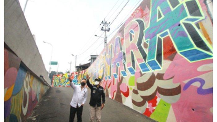 WARNA WARNI - Wali Kota Malang, Sutiaji bersama Vice President PT Inti Daya Guna Aneka Warna (Indana), Steven A Sugiharto berbincang dengan warga sekitar jembatan layang.