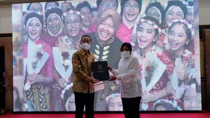Wali Kota Tri Rismaharini terima bantuan CSR berbentuk beasiswa pendidikan dari 36 perusahaan dan lembaga untuk anak-anak Surabaya.