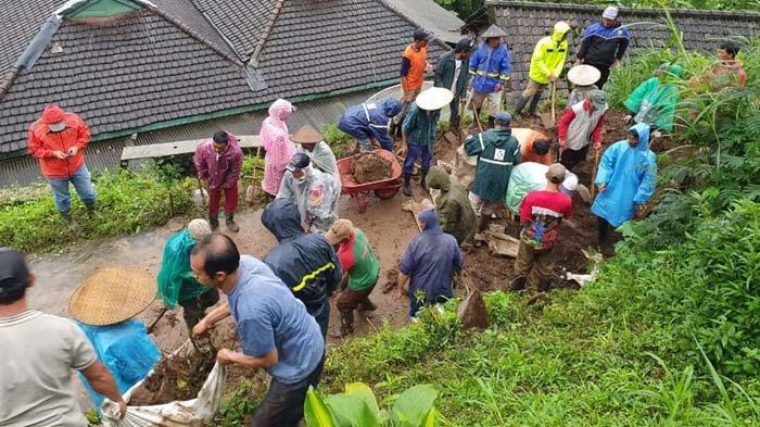 Warga Dusun Brau Kota Batu gotong royong membersihkan material tanah longsor, 2021.