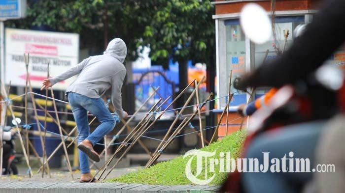 Sejumlah warga saat melakukan aktivitas di dalam Alun-alun Kota Malang pada Selasa (23/2/2021), padahal seluruh taman kota ditutup untuk umum selama pandemi Covid-19.
