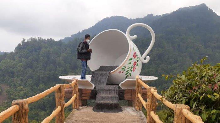 Wisatawan mengambil foto di Watu Rumpuk.