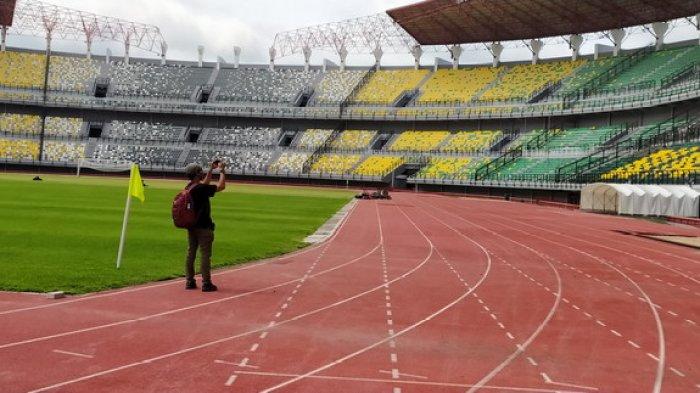 Seorang Youtuber sedang merekam video di area Stadion Gelora Bung Tomo (GBT), Benowo, Pakal, Kota Surabaya, untuk konten channel youtube miliknya.