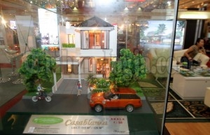 MAKET : Bermacam-macam contoh rumah dalam bentuk maket dipajang sejumlah pengembang perumahan saat Pameran Properti dan Desain Interior di Atarium Ambarukmo Plaza, Yogyakarta, Jumat (16/12/2011). Menjelang akhir tahun, sejumlah developer di Yogyakarta berusaha menggenjot penjualan rumahnya. TRIBUN JOGJA/BRAMASTO ADHY