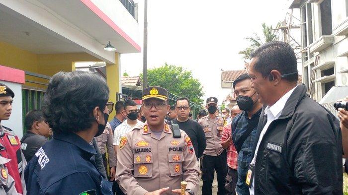 Dirreskrimum Polda Jateng, Kombes Pol Djuhandani Rahardjo Puro, didampingi Kabid dokkes Polda Jateng Kombes Pol dr Sumy hastry Purwanti, Sp.F, dan Plt Kapolresta Magelang AKBP Mochammad Sajarod Zakun seusai olah TKP di kediaman korban, Selasa (29/11/2022)
