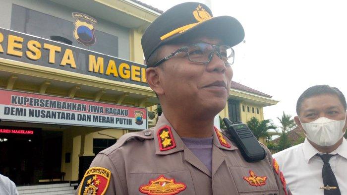 Plt Kapolresta Magelang AKBP Mochammad Sajarod Zakun saat memberikan keterangan pada media di depan halaman Mapolresta Magelang, Rabu (30/11/2022)