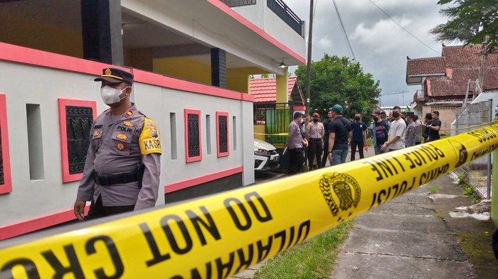 Pihak kepolisian saat melakukan olah TKP di rumah korban, di Jalan Sudiro, No.2, Gang Durian, RT10/RW1, Dusun Prajenan, Desa Mertoyudan, Kabupaten Magelang, Senin (28/11/2022)