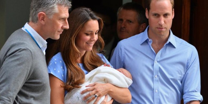 Pangeran William (kanan) dan istrinya Kate Middleton (tengah) yang menggendong bayi kerajaan di urutan ketiga pewaris tahta Inggris, meninggalkan rumah sakit St Mary, Selasa (23/7/2013) petang waktu setempat. Tampilan pertama \\\\\\\\\\\\\\\\