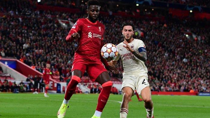 Gelandang Liverpool dari Guinea Naby Keita (kiri) berebut bola dengan bek AC Milan Italia Davide Calabria pada pertandingan sepak bola Grup B putaran pertama Liga Champions UEFA antara Liverpool dan AC Milan di Anfield di Liverpool, 16 September 2021.