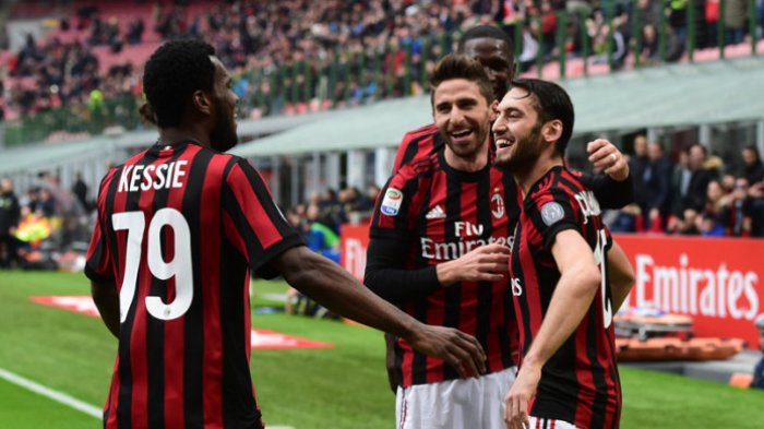 Gelandang AC Milan, Hakan Calhanoglu (kanan) merayakan gol yang dicetak ke gawang Chievo di San Siro, Milan, pada 18 Maret 2018.