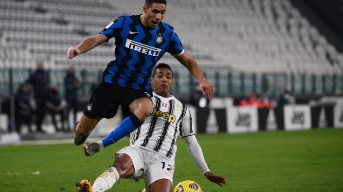 Alex Sandro dan Achraf Hakimi di leg kedua semifinal Piala Italia Juventus vs Inter Milan pada 9 Februari 2021 di stadion Juventus di Turin.