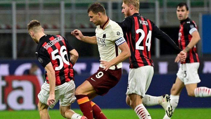 Penyerang Roma asal Bosnia Edin Dzeko (tengah) memperebutkan bola dengan gelandang AC Milan asal Belgia Alexis Saelemaekers dan bek Denmark AC Milan Simon Kjaer (kanan) selama pertandingan sepak bola Serie A Italia antara AC Milan dan AS Roma di Stadion Meazza di Milan pada bulan Oktober 26, 2020.
