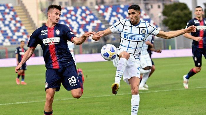 Arkadiusz Reca dan Achraf Hakimi di Liga Italia Serie A Crotone vs Inter Milan di Stadion Ezio Scida di Crotone pada 1 Mei 2021.