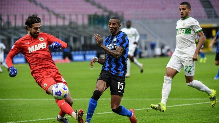 Ashley Young dan Andrea Consigli di Liga Italia Serie A Inter Milan vs Sassuolo pada 7 April 2021 di stadion San Siro di Milan.