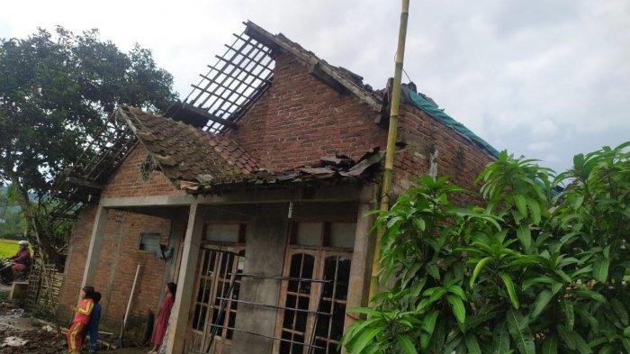 Atap rumah warga berhamburan terdampak hujan disertai angin kencang, Rabu (17/3/2021)