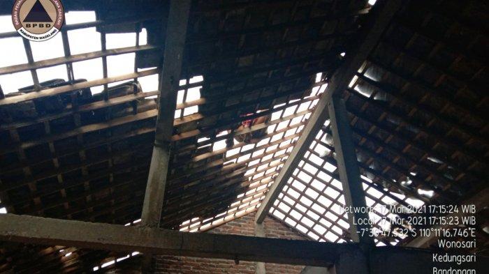 Atap rumah warga berhamburan terdampak hujan disertai angin kencang, Rabu (17/3/2021)