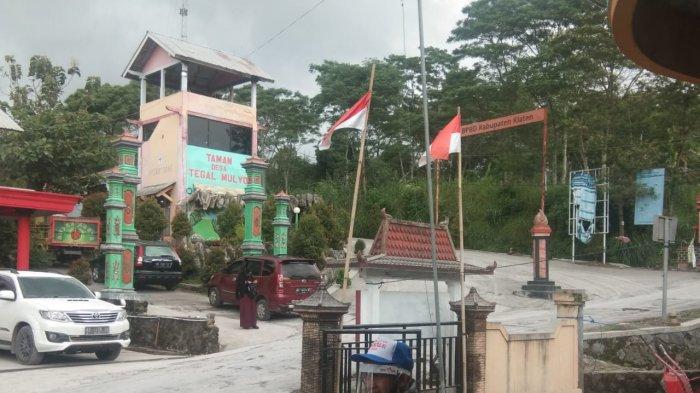 Suasana Depan Balai Desa Tegalmulyo, Kecamatan Kemalang, Kabupaten Klaten saat diguyur hujan abu, Rabu (27/1/2020) siang.