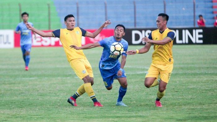 Gelandang PSIM Jogja, Raymond Ivantonius Tauntu.