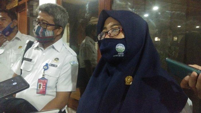 Kepala Stasiun Klimatologi BMKG Yogyakarta Reni Kraningtyas didampingi Kepala BMKG Yogyakarta, Agus Riyanto, saat memberikan keterangan kepada awak media, terkait fenomena La Nina, di gedung Induk Mandala Saba Kompleks Parasamya Bantul, Rabu (21/10/2020)