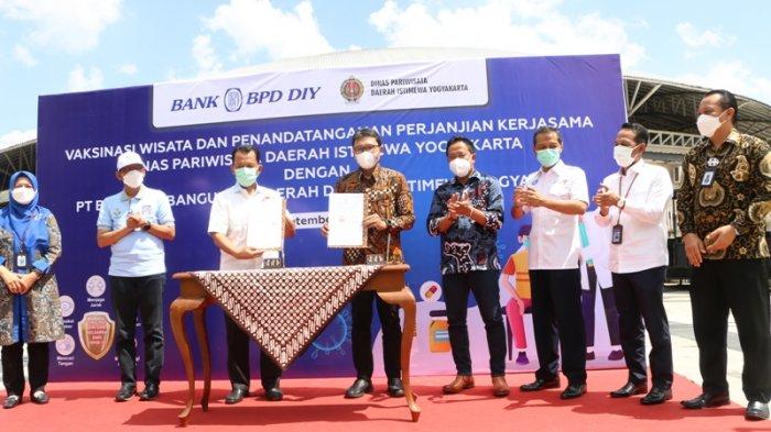 Dok Humas BPD DIY
Penandatanganan kerja sama Dispar DIY dengan Bank BPD DIY saat program vaksinasi di SKE.