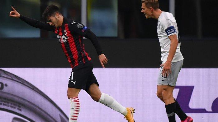 Gelandang AC Milan asal Maroko Brahim Diaz (kiri) melakukan selebrasi setelah mencetak gol dalam pertandingan sepak bola Grup H Liga Eropa UEFA antara AC Milan dan Sparta Praha di Stadion San Siro di Milan pada 29 Oktober 2020.