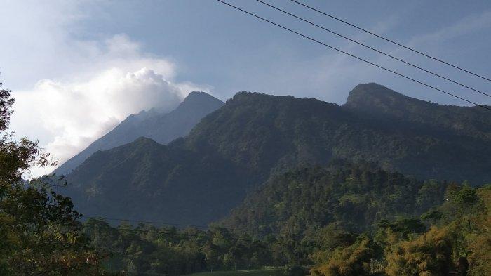 Visual Gunung Merapi saat dilihat dari Dukuh Girpasang, Desa Tegalmulyo, Kecamatan Kemalang, Kabupaten Klaten, Minggu (8/11/2020).
