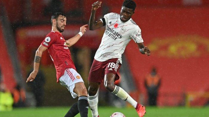 Gelandang Portugal Manchester United Bruno Fernandes (kiri) bersaing dengan gelandang Arsenal asal Ghana Thomas Partey (kanan) selama pertandingan sepak bola Liga Utama Inggris antara Manchester United dan Arsenal di Old Trafford di Manchester, barat laut Inggris, pada 1 November 2020.