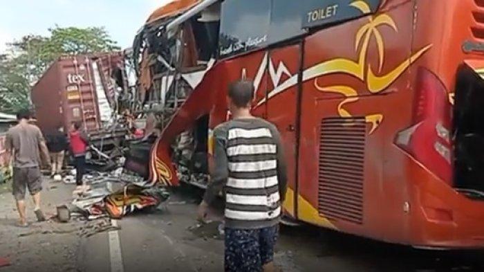 Kecelakaan bus Sugeng Rahayu yang menabrak truk tronton di Jalan Raya Kulonprogo-Purworejo, Jumat (24/9/2021)