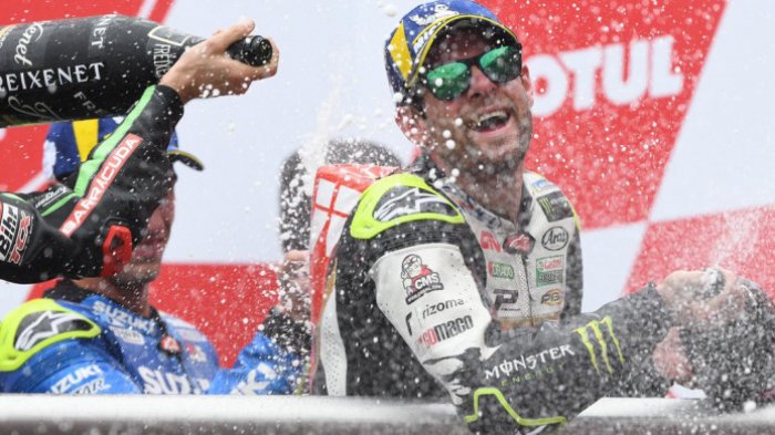 Pebalap LCR Honda, Cal Crutchlow, merayakan kemenangannya pada seri balap kedua GP Argentina di Autodromo Termas de Rio Hondo, Minggu (8/4/2018).