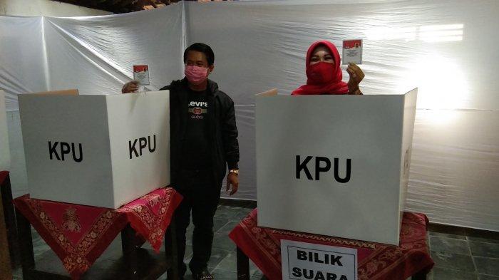 Calon Bupati Klaten, Sri Mulyani saat mencoblos di TPS 007 Posakan Barat, Desa Cawas, Kecamatan Cawas, Kabupaten Klaten, Rabu (9/12/2020).