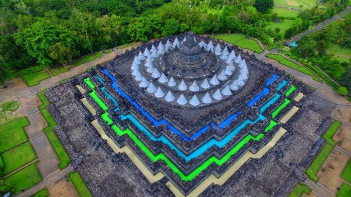 Candi Borobudur yang abu-abu tampak berwarna warni di sepanjang lantai atau lorong. Ternyata karena adanya Terpaulin yang menutupi lorong dan stupa. Terpaulin ini menjadi tudung untuk melindungi candi dari abu vulkanik Gunung Merapi.