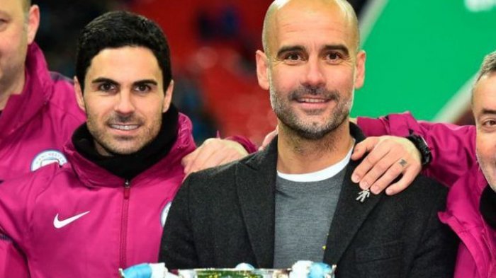 Mikel Arteta dan Pep Guardiola merayakan keberhasilan Manchester City menjuarai Piala Liga Inggris, 25 Februari 2018. (AFP/GLYN KIRK)