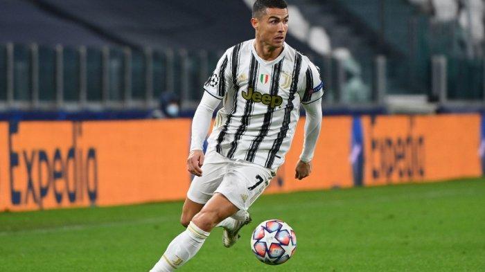 Penyerang Portugal Juventus Cristiano Ronaldo berlari dengan bola selama pertandingan sepak bola Grup G Liga Champions UEFA Juventus vs Dynamo Kiev pada 2 Desember 2020 di stadion Juventus di Turin.