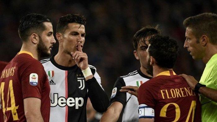Cristiano Ronaldo tampak bersitegang dengan Alessandro Florenzi pada pertandingan AS Roma vs Juventus dalam lanjutan Serie A Liga Italia di Stadion Olimpico, 12 Mei 2019.