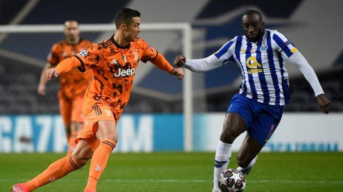 Cristiano Ronaldo dan Moussa Marega di babak 16 besar Liga Champions Porto vs Juventus di stadion Dragao di Porto pada 17 Februari 2021.