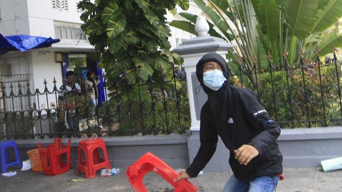 RICUH. Aksi unjuk rasa menolak UU Omnibus Law yang dilakukan dari berbagai elemen di kawasan Malioboro, Kota Yogyakarta, Kamis (8/10/2020).