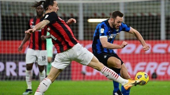 AC Milan vs Inter Milan, Liga Italia. Foto dok Ilustrasi: Zlatan Ibrahimovic dan Stefan de Vrij di perempat final Piala Italia antara Inter Milan vs AC Milan pada 26 Januari 2021 di stadion Meazza di Milan.