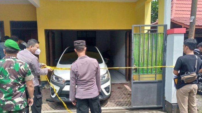 Rumah korban ketika dipasangi garis polisi saat olah TKP di Dusun Prajenan, Desa Mertoyudan, Kabupaten Magelang, Senin (28/11/2022)