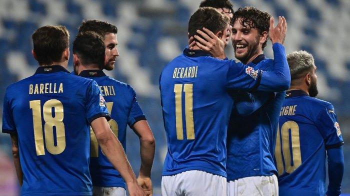 Domenico Berardi dan Manuel Locatelli di UEFA Nations League A, Grup 1 Italia vs Polandia pada 15 November 2020 di Stadion Mapei di Reggio Emilia.
