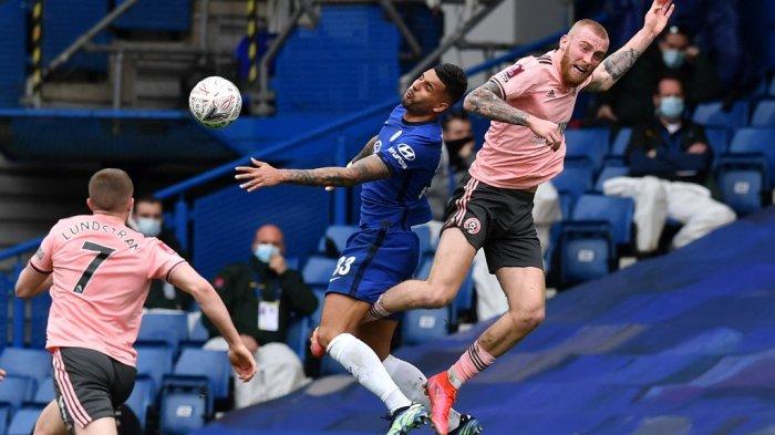 Emerson Palmieri dan Oli McBurnie di perempat final Piala FA Inggris Chelsea vs Sheffield United di Stamford Bridge di London pada 21 Maret 2021.