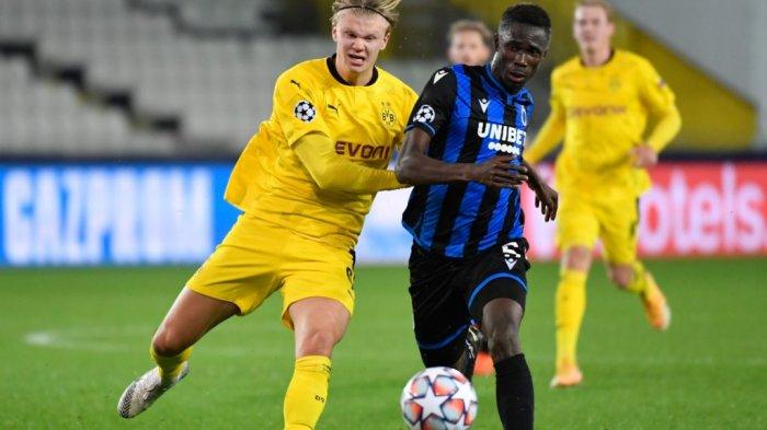 Erling Braut Haaland dan Odilon Kossounou di Liga Champions Club Brugge vs Borussia Dortmund pada 4 November 2020 di stadion Jan-Breydel di Bruges.