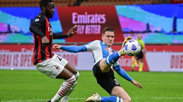 Fikayo Tomori dan Piotr Zielinski di Liga Italia Serie A AC Milan vs Napoli pada 14 Maret 2021 di stadion San Siro di Milan.