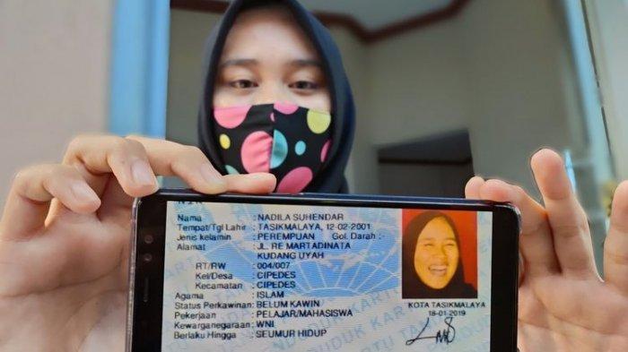 Nadila Suhendar (19), pemilik KTP dengan ekspresi foto tertawa