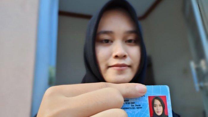 Nadila Suhendar (19), pemilik KTP berfoto tertawa akhirnya memiliki KTP baru dengan foto serius saat ditemui di rumahnya Jalan RE Martadinata, Kota Tasikmalaya, Selasa (15/12/2020)