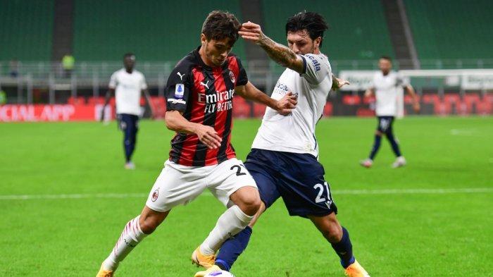 Gelandang Spanyol AC Milan Brahim Diaz (kiri) memperebutkan bola dengan gelandang Bologna Italia Roberto Soriano saat pertandingan sepak bola Serie A Italia AC Milan vs Bologne di stadion San Siro di Milan pada 21 September 2020.