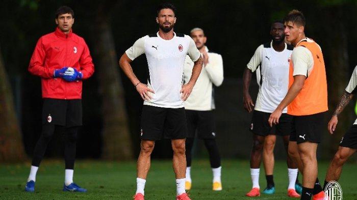 Olivier Giroud saat menjalani latihan perdana bersama AC Milan