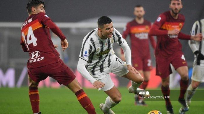 Gonzalo Villar dan Cristiano Ronaldo di Liga Italia Serie A Juventus vs AS Roma pada 6 Februari 2021 di stadion Juventus di Turin.