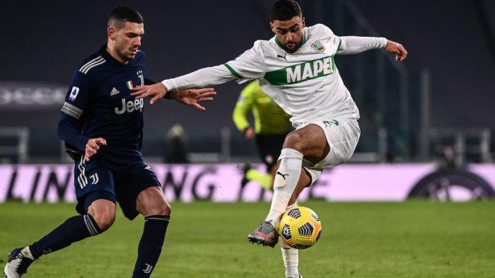 Gregoire Defrel dan Merih Demiral di Serie A Italia Juventus vs Sassuolo pada 10 Januari 2021 di stadion Juventus di Turin.