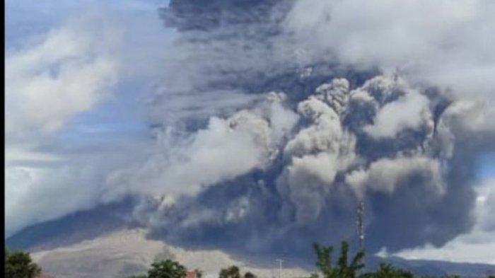Ilustrasi: Gunung Sinabung di Kabupaten Karo, Provinsi Sumatera Utara, yang pada Minggu (17/1/2021) petang kembali mengalami erupsi.