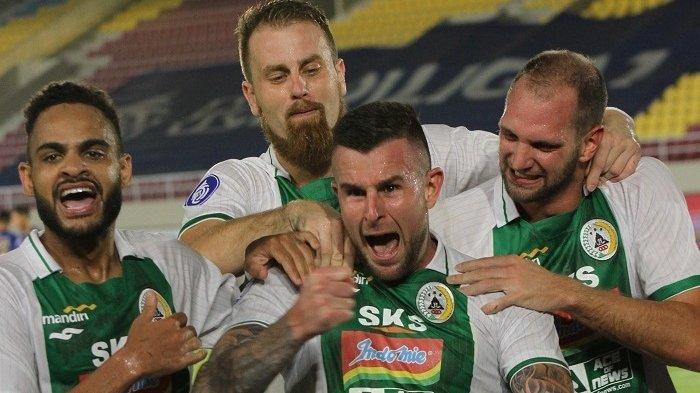 Pemain PSS Sleman merayakan gol ke gawang PSIS Semarang di Stadion Manahan Solo, Jumat (3/12/2021).