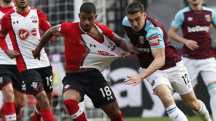 Gelandang Southampton, Mario Lemina (18), berduel dengan striker West Ham United, Jordan Hugill (12), dalam laga Liga Inggris 2017-2018 di London Stadium, London, Inggris, pada Sabtu (31/3/2018).